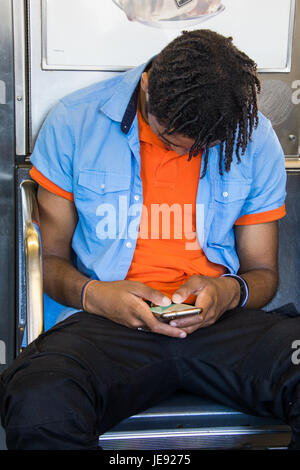 Junger Mann mit seinem Handy, New York City, USA Stockfoto