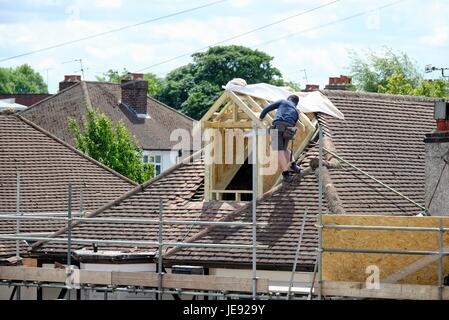 Bauherren Bau eine Loft-Erweiterung auf einem suburban Bungalow England UK Stockfoto