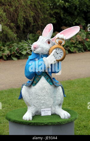 Gartenornament oder eine Statue von das weiße Kaninchen aus "Alice im Wunderland" Stockfoto