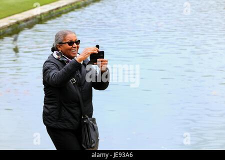 Frau, Lächeln und ein Foto mit ihrem Handy, mit Wasser im Hintergrund Stockfoto