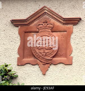 Wisley, Surrey, UK - 30. April 2017: Wappen der Royal Horticultural Society oder RHS, dargestellt an einer Wand Stockfoto