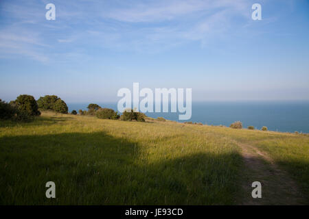 Die Klippe-Wanderweg führt durch die Landschaft auf den weißen Klippen von Dover Stockfoto