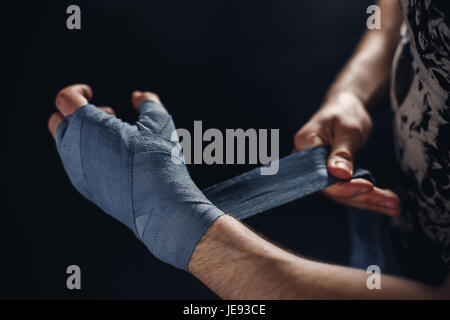 Nahaufnahme eines Boxers anziehen der Gurte, die Vorbereitung für den Kampf Stockfoto