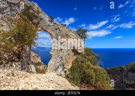 Felsbogen auf dem Weg zur Cala Mariolu (Sardinien) Stockfoto