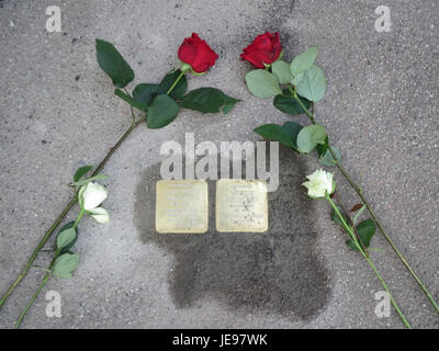 Stolpersteine oder Stolpersteine sind kleine Gedenktafeln, die auf Bürgersteigen in ganz Europa, einschließlich Hockenheim, platziert werden. Diese Steine erinnern an die Opfer des Holocaust, die während des Zweiten Weltkriegs deportiert, versklavt oder ermordet wurden Stockfoto