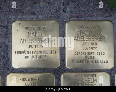 Stolpersteine, oder „Stolpersteine“, sind kleine Gedenkstätten, die in Pflastersteinen angebracht sind, um an die Opfer des Holocaust zu erinnern. Dieser Stolperstein befindet sich in Hockenheim, Deutschland und ehrt eine Person, die während der NS-Zeit ums Leben gekommen ist. Stockfoto