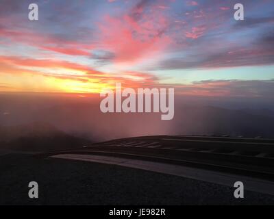 Ein Blick auf den Sonnenaufgang vom Gipfel von Mount Washington Stockfoto