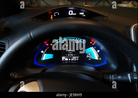 Das Armaturenbrett des Nissan Leaf 2013, ein rein elektrisches Fahrzeug, verfügt über ein modernes Design, das auf Energieeffizienz ausgerichtet ist, mit einem digitalen Display, das den Energieverbrauch, die Reichweite und die Fahrstatistiken des Fahrzeugs anzeigt. Stockfoto