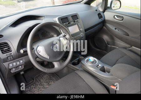 Der Innenraum des Nissan Leaf 2013 zeigt sein Design, Layout und seine Merkmale. Das Elektrofahrzeug setzt auf umweltfreundliche und moderne Technologie. Stockfoto