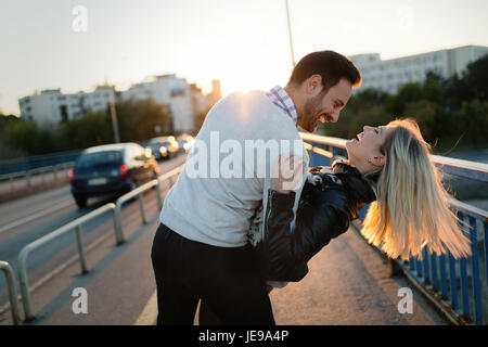 Glückliche junge attraktive paar Zeit miteinander zu verbringen Stockfoto