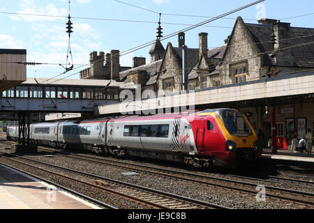 Virgin West Coast livrierter super Voyager Klasse 221 Diesel Triebzug Zug Ankunft am Bahnhof von Lancaster auf der West Coast Main Line. Stockfoto