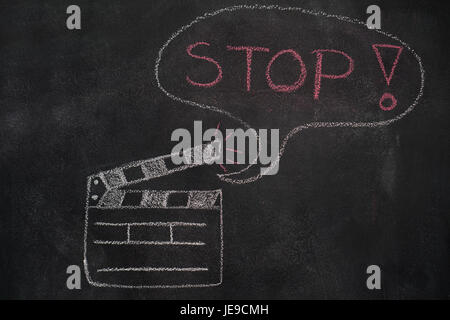 Öffnen Sie Movie Clapper und Rede Blase mit Stoppwort mit Kreide auf die Tafel gezeichnet Stockfoto