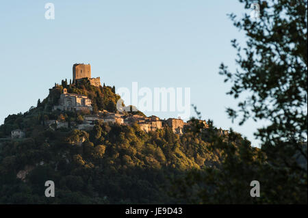 Die Festung von Tentennano, über den Obstgarten, in einem kleinen Weiler in Castiglione d ' Orcia - Rocca d ' Orcia, gesehen von Bagno Vignoni, Toskana, Italien Stockfoto