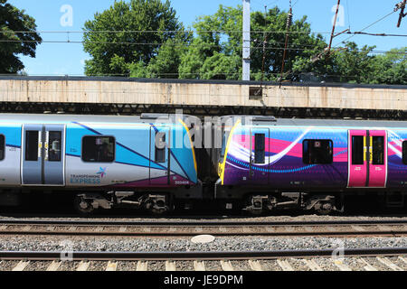 Alte und neue erste TransPennine express Lackierungen auf zwei Klasse 350 elektrische Triebzüge in Lancaster Bahnhof auf der West Coast Main Line. Stockfoto