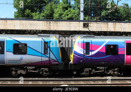 Alte und neue erste TransPennine express Lackierungen auf zwei Klasse 350 elektrische Triebzüge in Lancaster Bahnhof auf der West Coast Main Line. Stockfoto