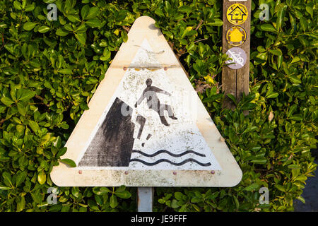 Gefahr - instabiler Klippe Rand Warnschild Stockfoto