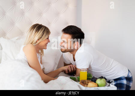 Romantisches Brautpaar mit Frühstück im Bett Stockfoto