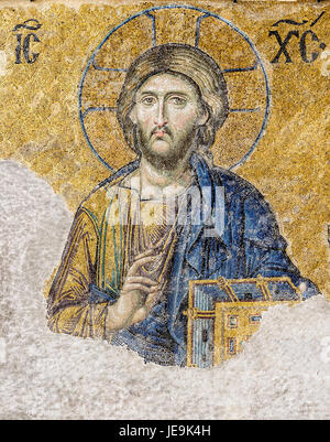 Das Christus-Pantokrator-Mosaik in der Hagia Sophia, Istanbul, ist eines der bedeutendsten byzantinischen Kunstwerke. Dieses Mosaik stellt Christus als Herrscher des Universums dar und ist Teil der Deesis-Platte, die sich in der oberen Galerie der Hagia Sophia befindet, einer wichtigen religiösen und historischen Stätte in der Türkei. Stockfoto