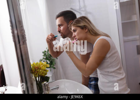 Attraktives Paar waschen Zähne Morgen zusammen Stockfoto