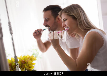 Attraktives Paar waschen Zähne Morgen zusammen Stockfoto