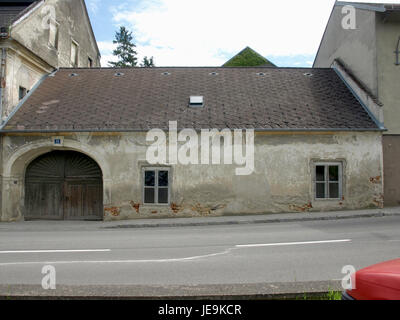 Ein Foto vom 17. Juni 2014 auf Schloss Matzleinsdorf in Zelking-Matzleinsdorf, Österreich, das die historische Architektur und die üppige Umgebung des Schlossgeländes erfasst. Stockfoto