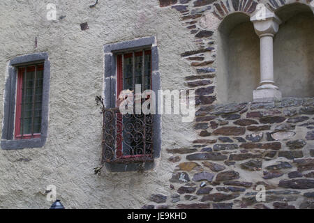 Burg Eltz ist eine mittelalterliche Burg in der Eifel. Bekannt für seine malerische Architektur und historische Bedeutung, ist es eine der am besten erhaltenen Schlösser des Landes. Stockfoto