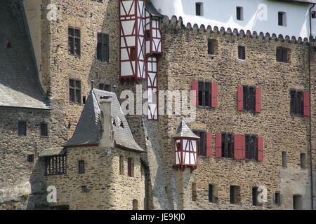 Burg Eltz ist eine mittelalterliche Burg in der Eifel. Es ist eine der am besten erhaltenen Schlösser in Europa, bekannt für seine einzigartige Architektur und historische Bedeutung. Stockfoto