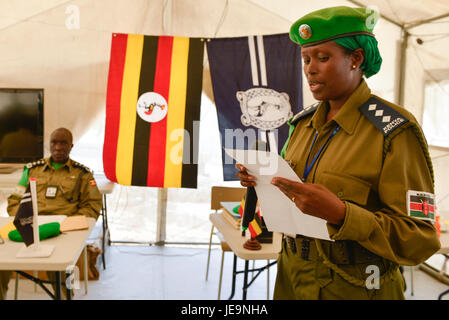 Dieses Bild zeigt die Medaillenzeremonie in Uganda am 9. Juli 2014, bei der Erfolge bei einem Wettkampf gewürdigt werden. Die Zeremonie zeigt Ugandas Feier der Exzellenz und Leistung. Stockfoto