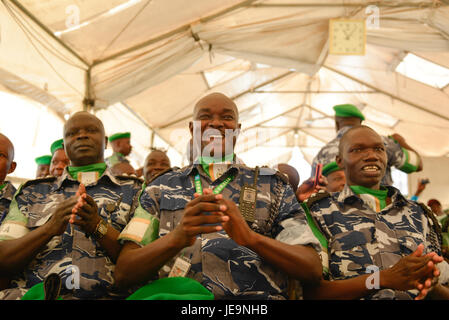 Ein Foto vom 9. Juli 2014, das eine Medaillenzeremonie in Uganda zeigt. Das Bild fängt den Moment der Anerkennung und Leistung ein, hebt die feierliche Atmosphäre hervor und ehrt Erfolge in einem formellen Rahmen. Stockfoto
