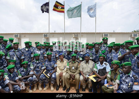 Das Bild vom 9. Juli 2014 zeigt eine Medaillenzeremonie in Uganda, bei der möglicherweise Militär- oder Zivilpersonal für ihren Dienst oder ihre Leistungen geehrt werden. Solche Zeremonien sind oft Teil nationaler oder regionaler Feiern des Dienstes und Engagements. Stockfoto