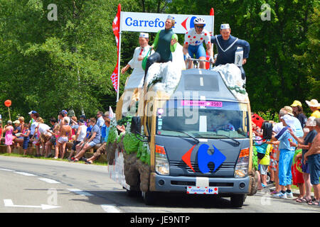 Bei der Tour de France 2014 nahm der Caravane Carrefour, ein Werbe-Caravan, an der Veranstaltung Teil. Die Karawane fährt den Radfahrern voraus und sorgt für Unterhaltung und Sponsoring während des Rennens. Stockfoto