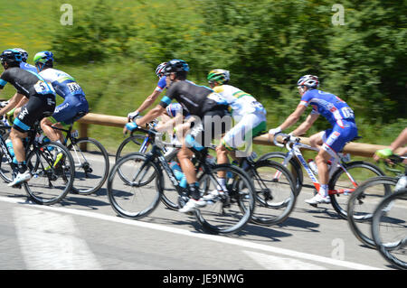 Die 11. Etappe der Tour de France 2014 zeigt das Feld in Aktion. Die Fahrer konkurrieren intensiv auf dem Kurs und demonstrieren sowohl Teamarbeit als auch individuelle Ausdauer. Das Bild zeigt die Dynamik und den Wettbewerb des Rennens während dieser Phase. Stockfoto