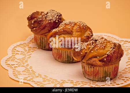 Drei-Cupcakes mit Zimt und Sesam Samen auf einer Serviette Spitze Stockfoto