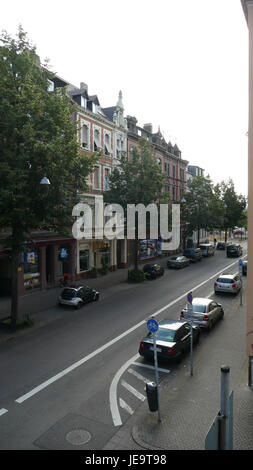 Ein Foto, aufgenommen am 22. Juli 2013, entlang der Mainzer Straße in Saarbrücken, zeigt die Straßenszene mit urbaner Architektur und Fahrzeugen. Stockfoto