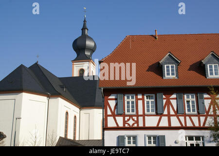 Das Bild zeigt die Kirche St. Maria Magdalena in Gernsheim, eine bemerkenswerte religiöse Struktur mit typischen architektonischen Details deutscher Kirchen. Stockfoto