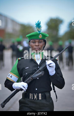 Dieses Bild zeigt eine Medaillenzeremonie in Nigeria, die eine offizielle Veranstaltung hervorhebt, bei der Preise verliehen werden. Sie fängt den Moment der Anerkennung und Feier von Errungenschaften in einem öffentlichen Umfeld ein. Stockfoto