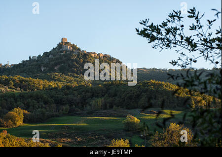 Die Festung von Tentennano, über den Obstgarten, in einem kleinen Weiler in Castiglione d ' Orcia - Rocca d ' Orcia, gesehen von Bagno Vignoni, Toskana, Italien Stockfoto