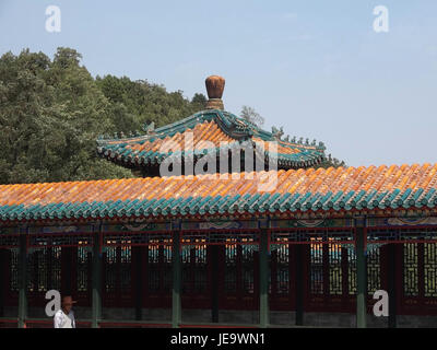 Dieses Bild zeigt Foxiang GE, einen Pavillon im Sommerpalast in Peking. Der Pavillon mit Blick auf den Kunming-See ist bekannt für seine exquisite Architektur und gehört zu den herausragenden Merkmalen des UNESCO-Weltkulturerbes. Stockfoto