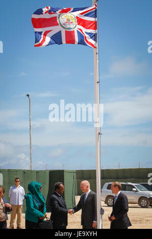 Ein Foto, das am 25. April 2013 in der britischen Botschaft in den Haag aufgenommen wurde. Das Bild zeigt ein formelles diplomatisches Ereignis, wahrscheinlich ein Treffen oder Empfang, in den Räumlichkeiten der Botschaft. Stockfoto