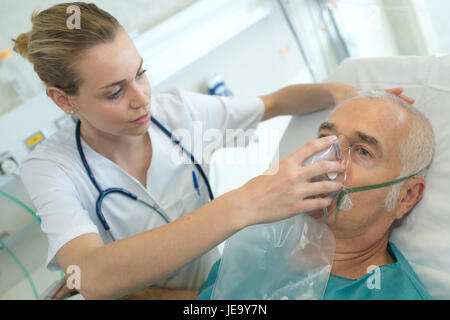 Erwachsene männliche Patienten im Krankenhaus mit Sauerstoffmaske Stockfoto