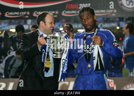 DIDIER DROGBA mit CARLING CUP ARSENAL V CHELSEA MILLENNIUM Stadion CARDIFF WALES 25. Februar 2007 Stockfoto