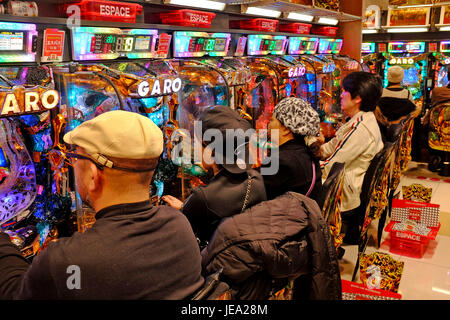 Während das Glücksspiel in Japan technisch illegal ist, bieten Pachinko-Parloren wie die in Tokio, Japan, abgebildete eine Möglichkeit, an Glücksspielen teilzunehmen Stockfoto