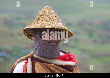 Portrait Mann trägt traditionelle Basotho-Hut Thaba-Tseka-Distrikt Lesotho Südliches Afrika Stockfoto