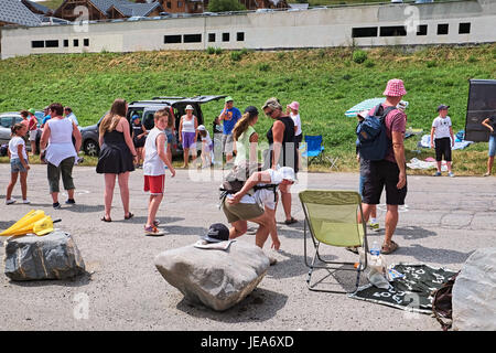 ALBIEZ MONTROND, Frankreich-24. Juli 2015: Tour de France männlichen Zuschauer in Sonne Hut ist sehr gespannt auf das Sammeln von Merchandices Stockfoto