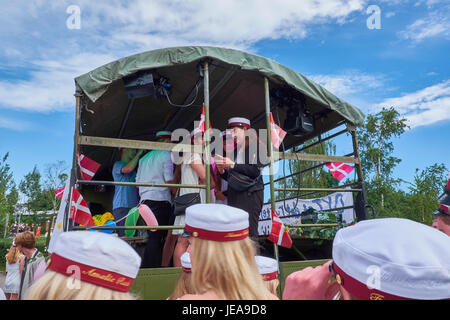 BIRKEROED, Dänemark - 23. Juni 2016: Traditionelle Tag in Dänemark wenn alle High-School-Absolventen wird ihre Diplome und dann per LKW, e zu besuchen Stockfoto