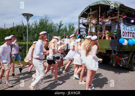 BIRKEROED, Dänemark - 23. Juni 2016: Traditionelle Tag in Dänemark wenn alle High-School-Absolventen wird ihre Diplome und dann per LKW, e zu besuchen Stockfoto