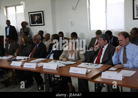 Dieses Bild zeigt die New Deal Conference, die am 26. Juni 2013 stattfand und bei der verschiedene politische und wirtschaftliche Entscheidungsträger zusammenkamen, um Strategien zur Bewältigung der aktuellen wirtschaftlichen Probleme und zur Umsetzung der New Deal-Politik zu erörtern. Stockfoto