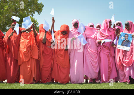 Das Bild zeigt eine Szene vom 4. Juli 2013, dem Unabhängigkeitstag in den Vereinigten Staaten. Die Feier umfasst Feuerwerke, Umzüge und Gemeindeversammlungen, die die Unabhängigkeit des Landes markieren. Stockfoto