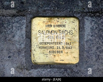 Stolpersteine, auch Stolpersteine genannt, sind Denkmäler, die in den Boden des Stadskanaals eingebettet sind. Diese kleinen Messingtafeln erinnern an die Opfer des Holocaust, die während des Zweiten Weltkriegs deportiert und ermordet wurden Stockfoto
