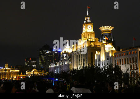 Das HSBC Building and Customs House in Shanghai, in der Nacht vom 15. November 2014. Diese legendären Gebäude befinden sich am Bund und zeigen die Mischung aus historischer und moderner Architektur der Stadt. Stockfoto